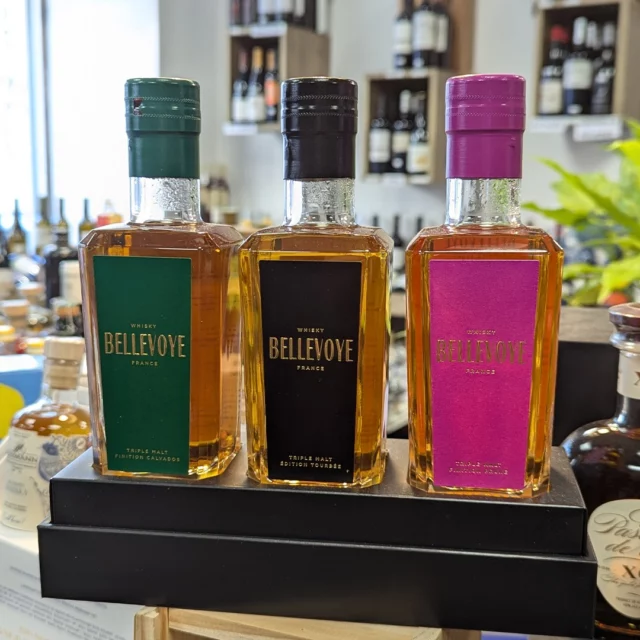🎁 IDÉE CADEAUX POUR LES AMATEURS DE SPIRITUEUX 🎁

Envie de surprendre un amateur de whisky ou de rhum pour Noël ? 🎄 Ne cherchez plus : on a réuni pour vous des coffrets qui feront pétiller leurs yeux (et leurs papilles 🍷).

🎅 Une belle sélection d'autres coffrets vous attend en magasin pour satisfaire tous les goûts, tous les budgets et toutes les envies !

"L'abus d'alcool est dangereux pour la santé. À consommer avec modération."
